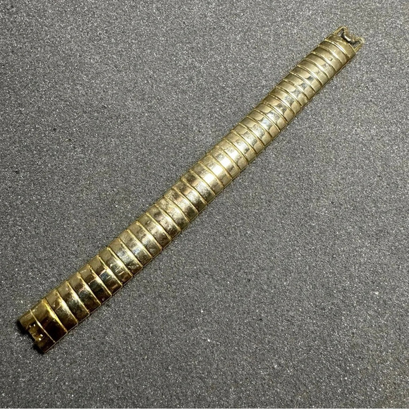 Omega Link Style Fashion Bracelet Gold Tone 7” Long - Picture 2 of 6